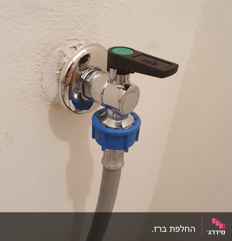 ברז מים עם צינור מחובר לקיר